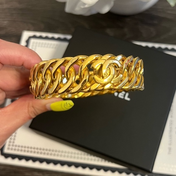 Chanel Vintage Oversized Weave CC Logo Bangle - Picture 5 of 10